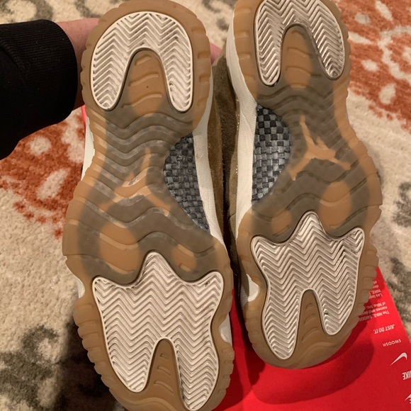 women’s Air Jordan Retro 11 basketball shoes - Picture 4 of 5